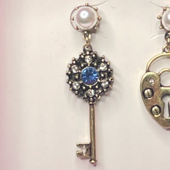 Betsey Johnson Lock and Key Earrings Blue Gold Tone - Picture 2 of 5